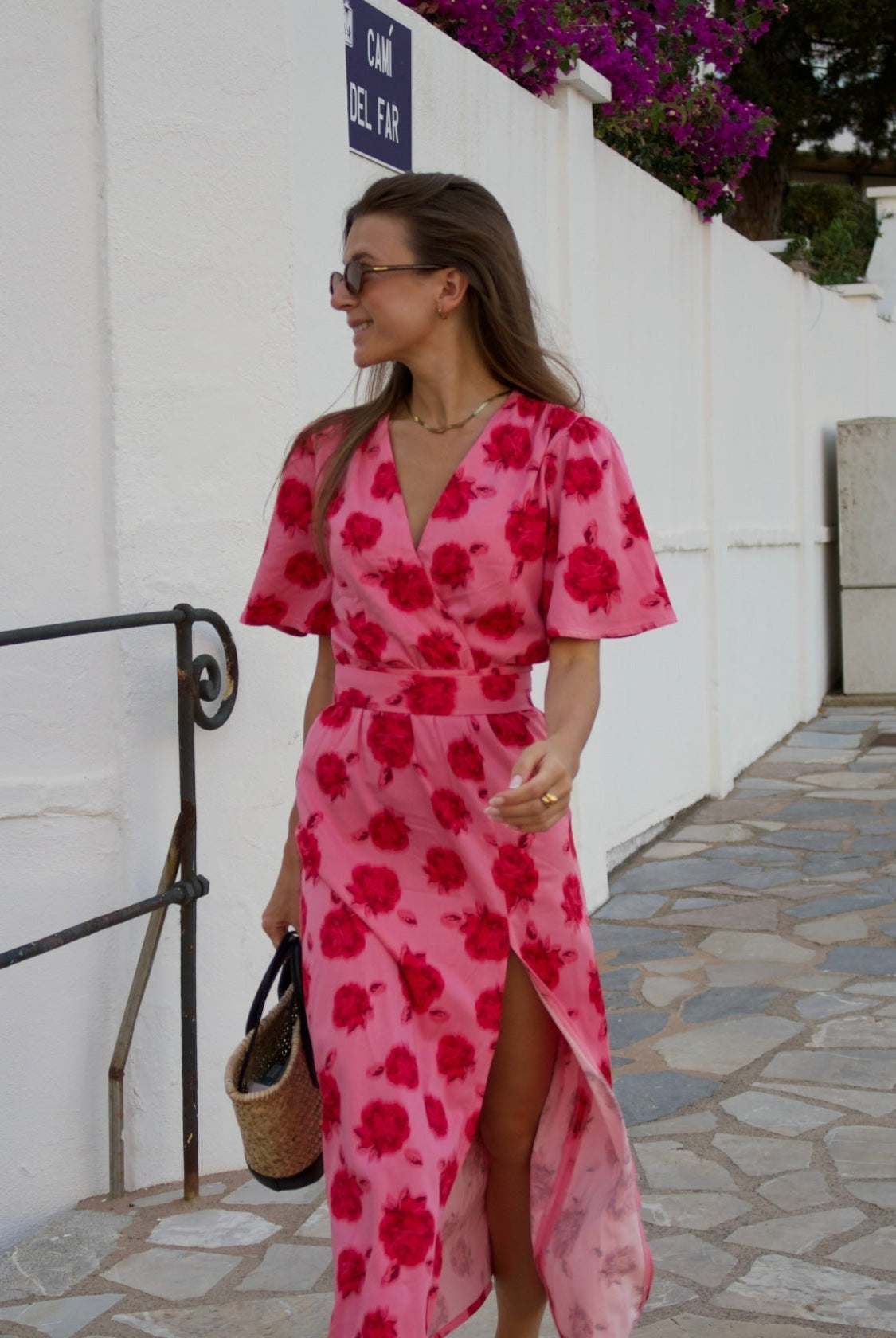 Jaka sukienka dla niskiej osoby? Najlepsze fasony, które wydłużają sylwetkę