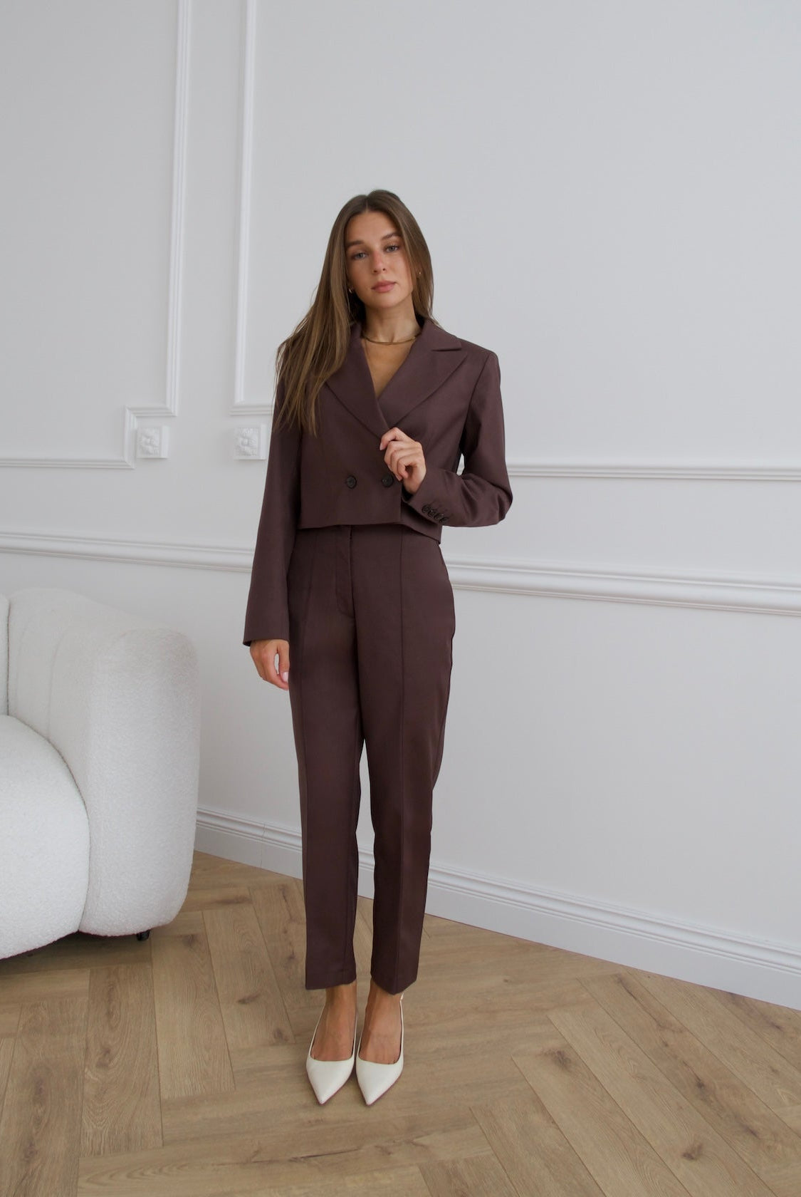 Jakie spodnie dla niskiej osoby? Garniturowe modele tworzące idealny komplet z marynarką Avena