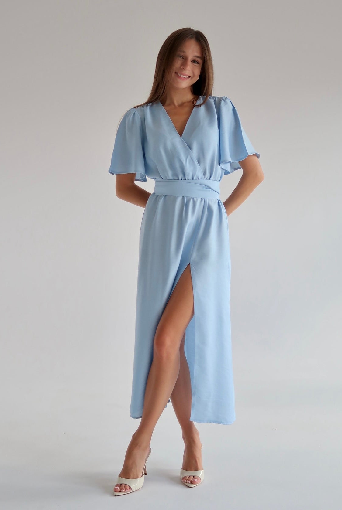 Jaka długość sukienki dla niskiej osoby? Poznaj zasady stylu petite!