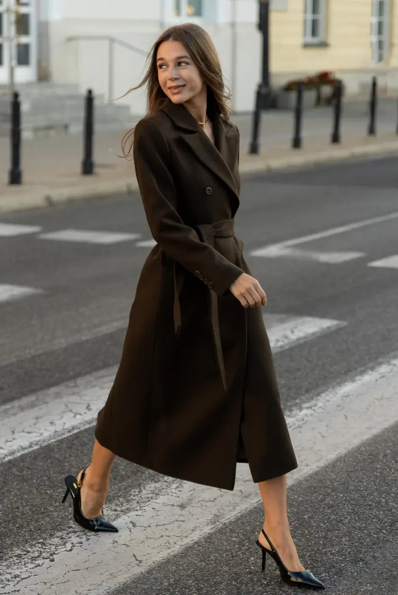 Długość płaszcza ma znaczenie! Jak wybrać idealny model dla niskiej sylwetki
