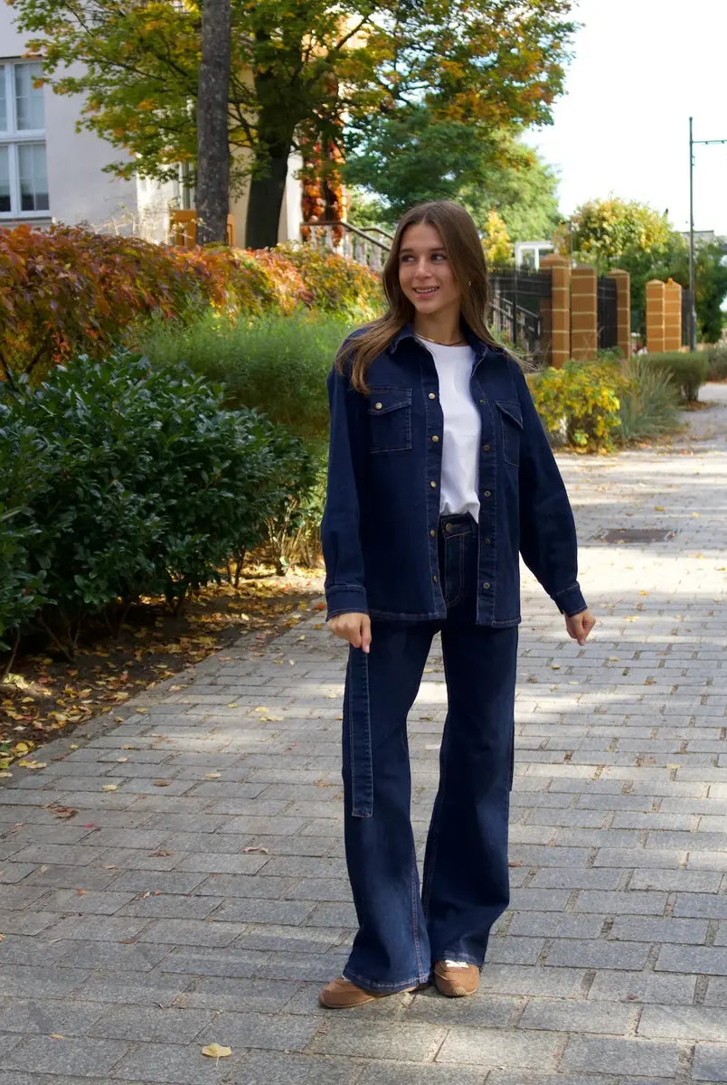 Jeansy petite – co to znaczy i jak znaleźć idealny fason dla niskiej sylwetki?