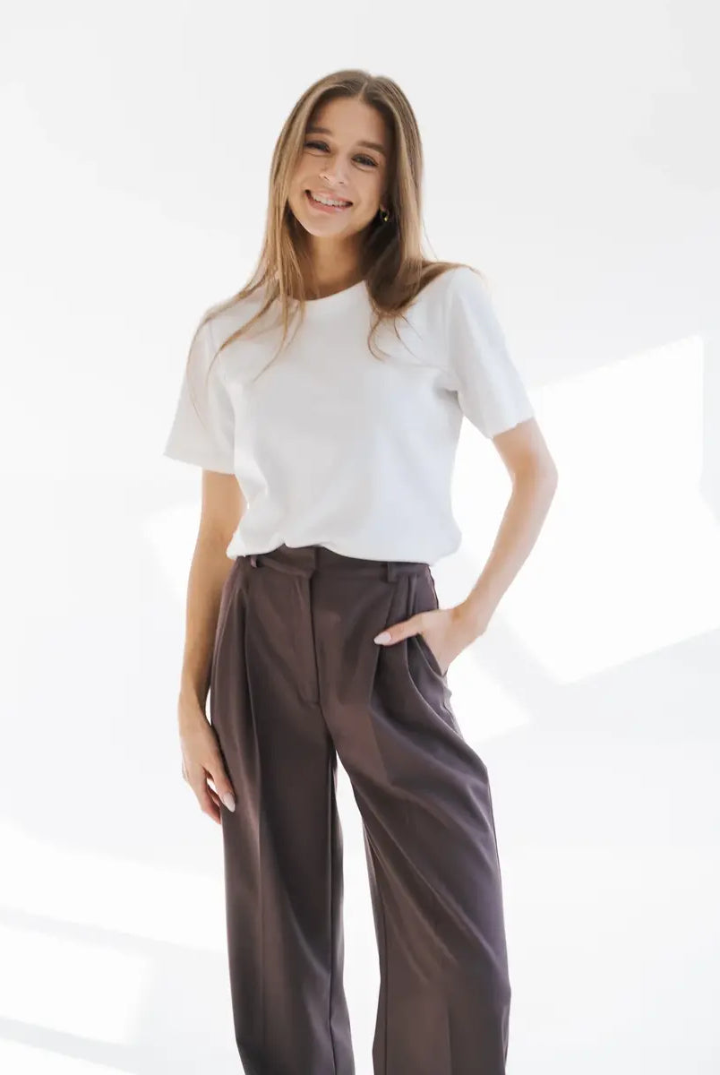 Spodnie petite z wysokim stanem – fason, który zawsze działa przy niskim wzroście?