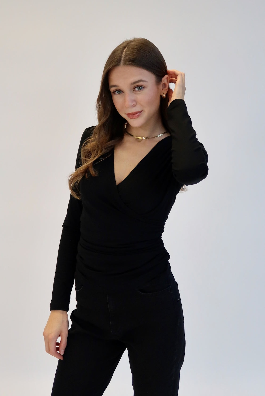 Czarna bluzka petite dla niskich kobiet do 164 cm wzrostu, ujęcie przodem.