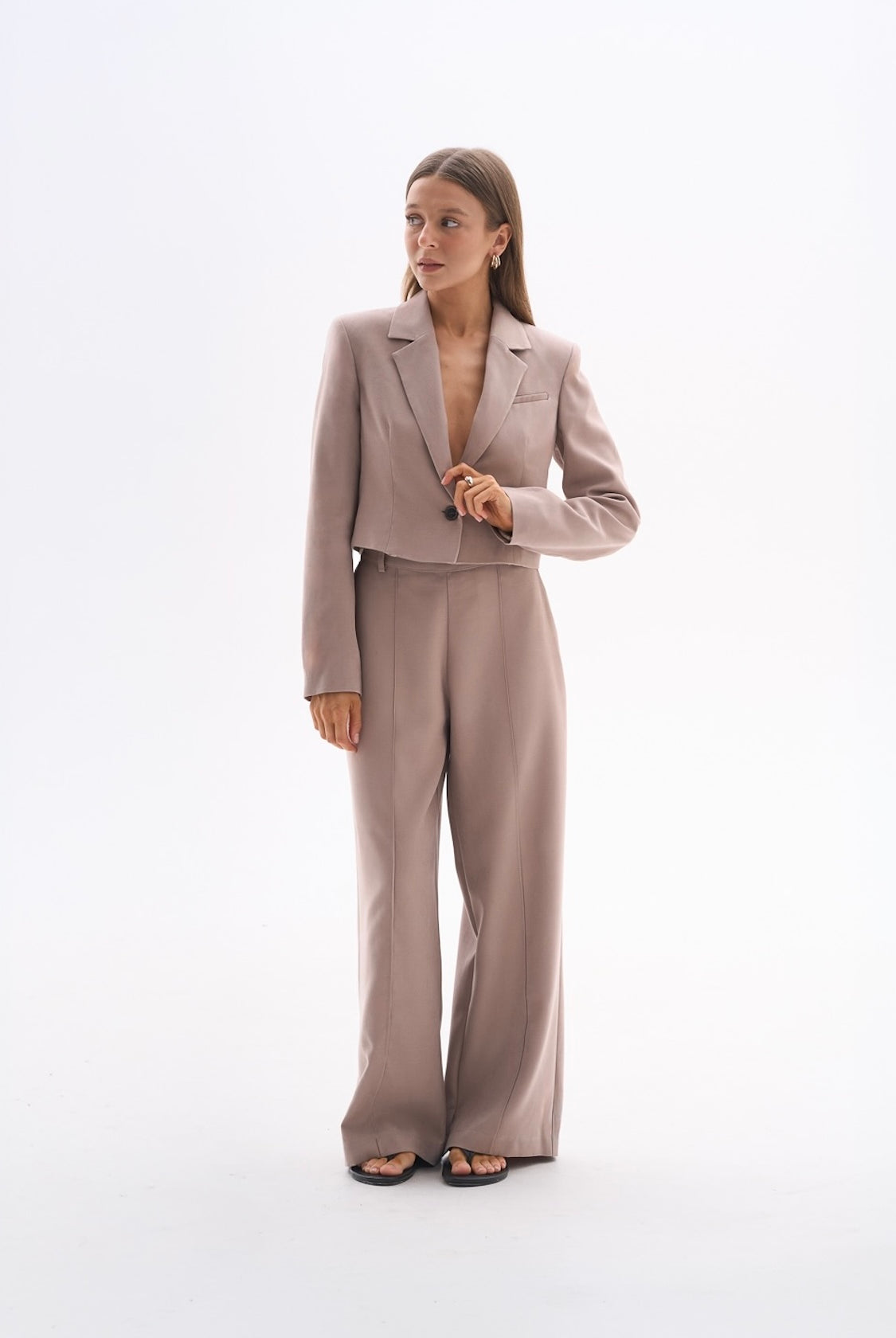 Garnitur petite dla niskich kobiet do 164 cm wzrostu, spodnie w kolorze taupe i elegancki fason.