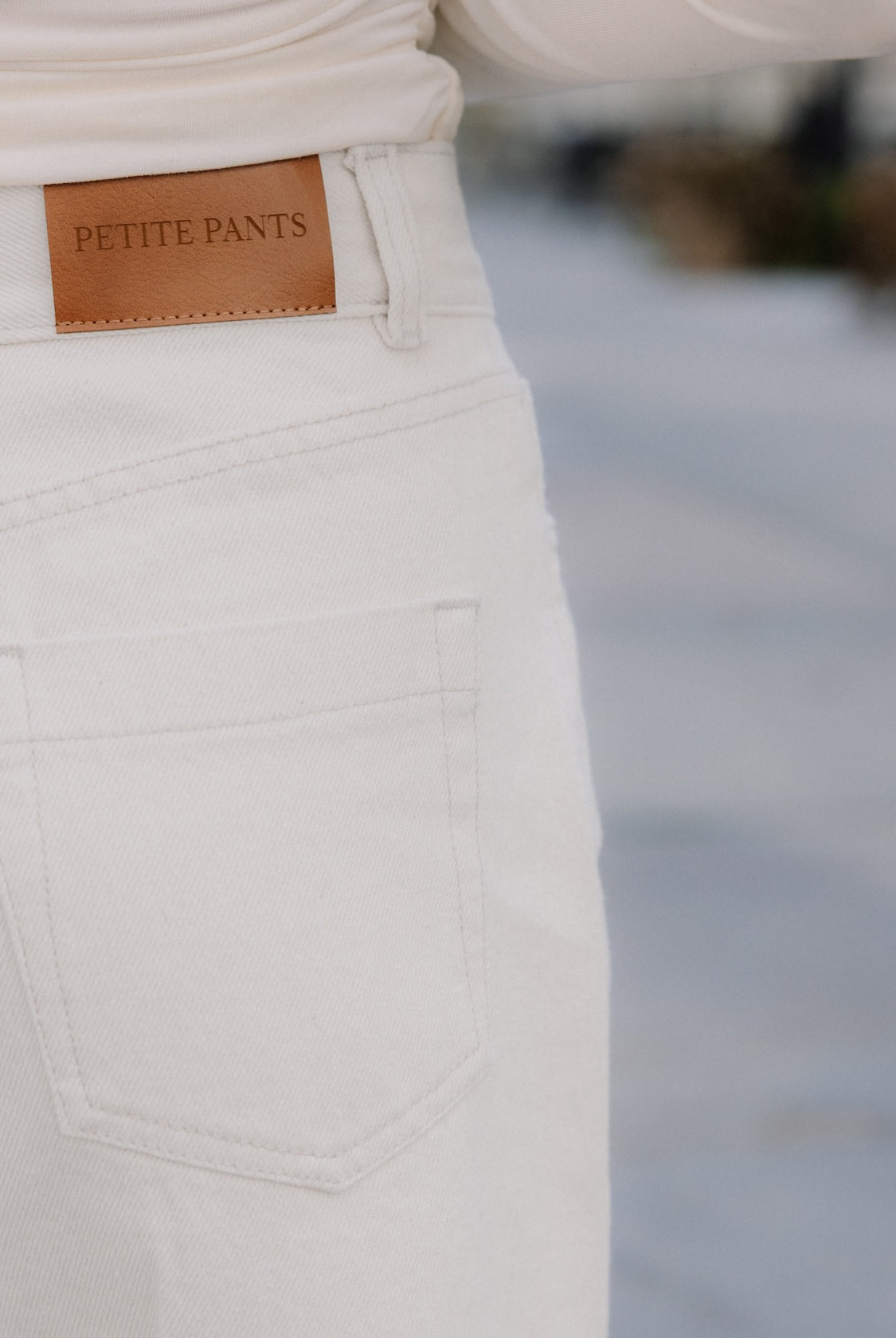 Jeansy Dumbo White dla niskich kobiet do 164 cm wzrostu, detal tylnej kieszeni i naszywki Petite Pants.