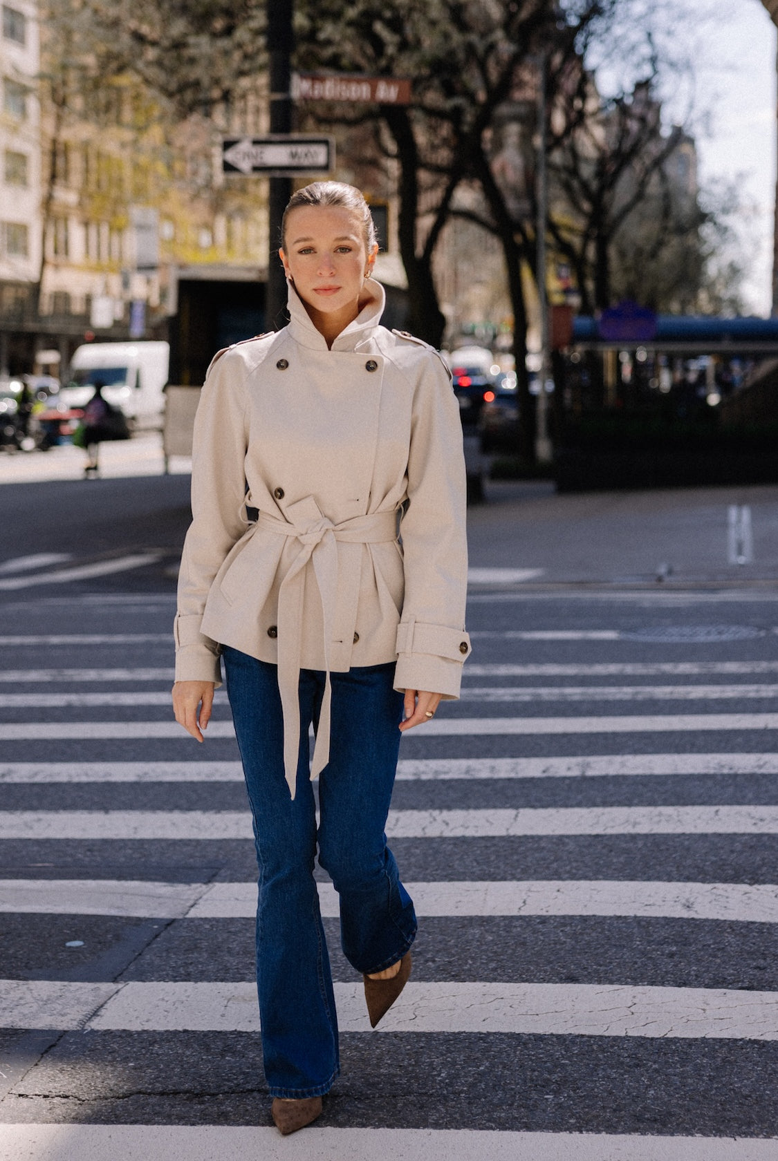 Jeansy flare petite dla niskich kobiet do 164 cm wzrostu, stylizacja z krótkim trenczem.