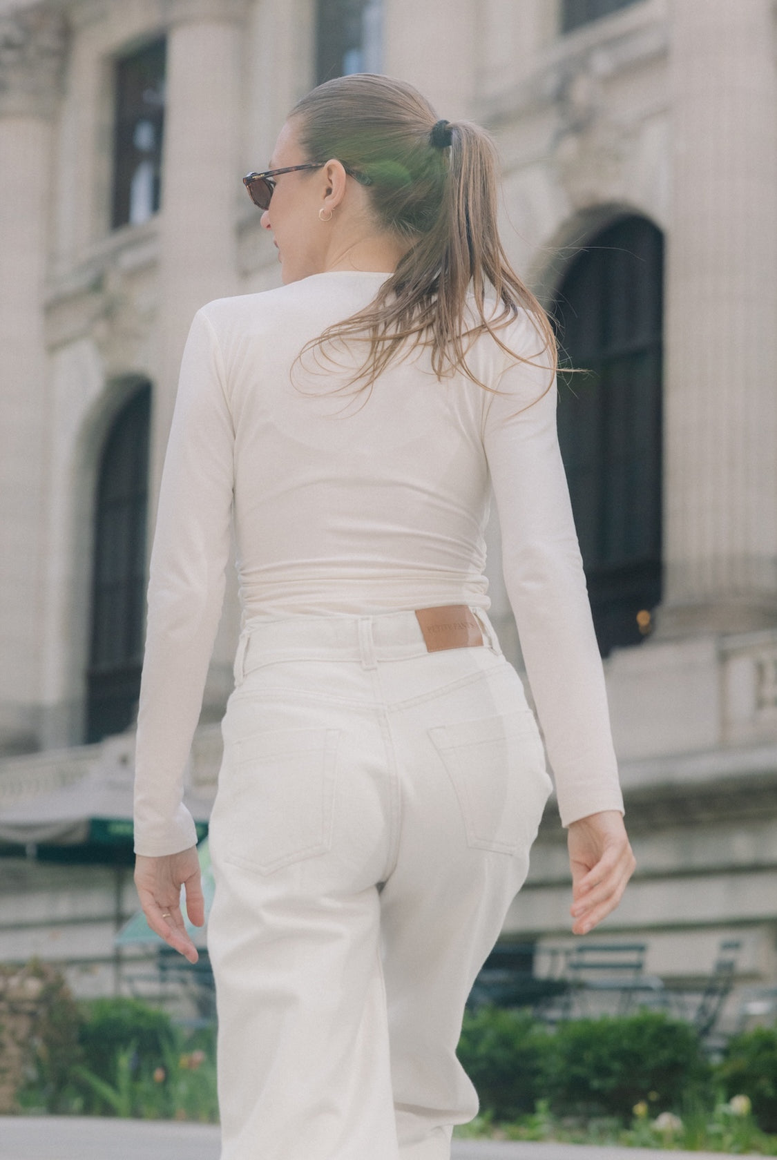 Jeansy Dumbo White dla niskich kobiet do 164 cm wzrostu, ujęcie tyłem z widocznymi kieszeniami.