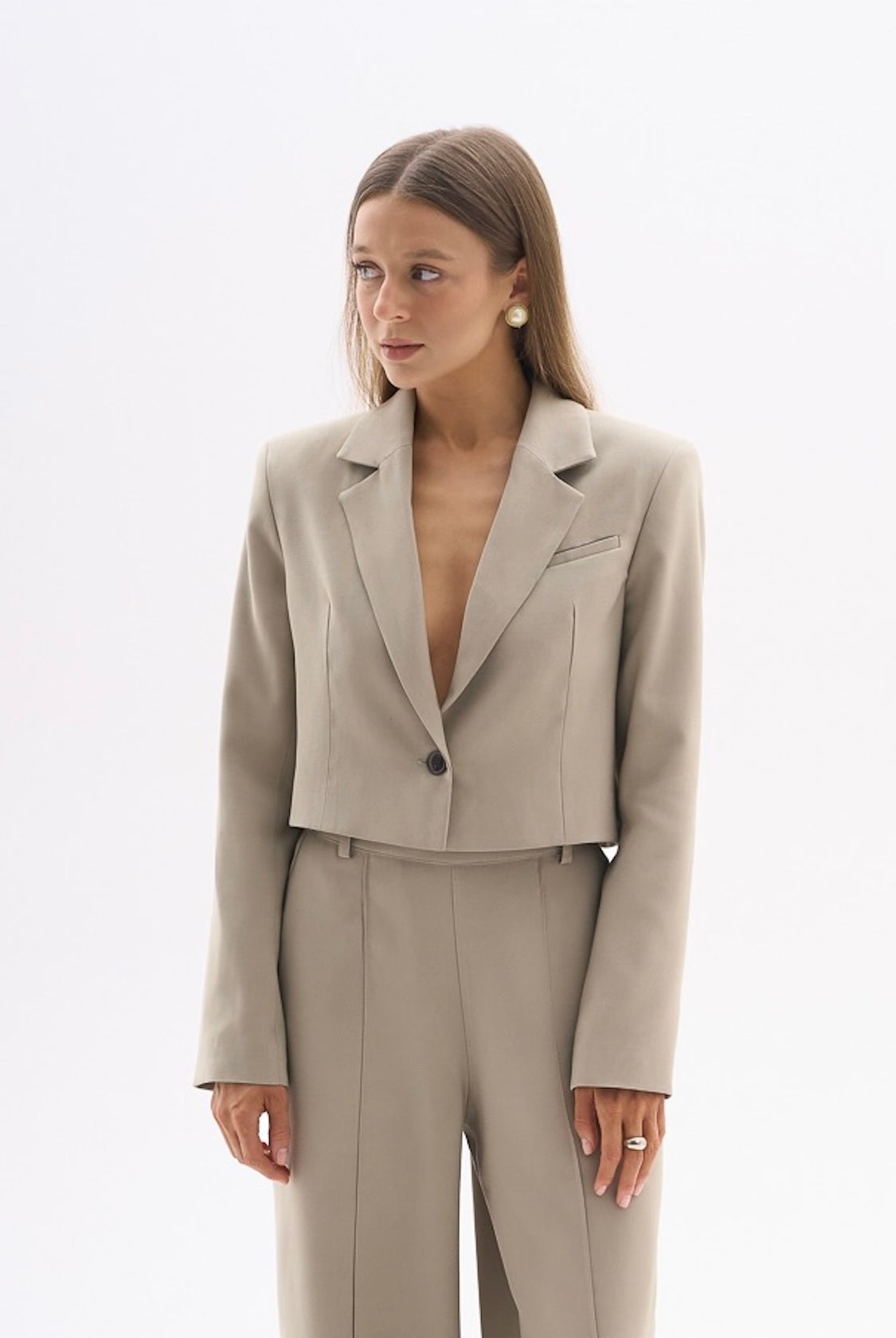 Khaki marynarka dla niskiej kobiety do 164 cm wzrostu, krótki fason i stylizacja z kompletem.