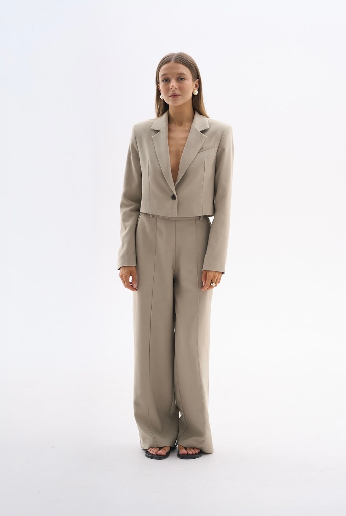 Eleganckie spodnie garniturowe petite dla niskich kobiet do 164 cm wzrostu, detal kieszeni.