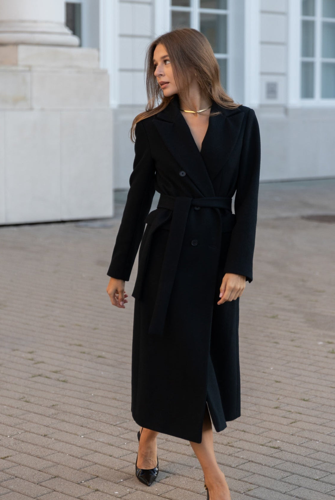 Płaszcz petite dla niskich kobiet do 164 cm wzrostu, czarny kolor i długi krój.