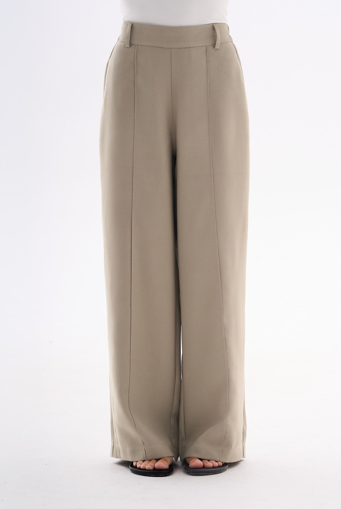 Eleganckie spodnie khaki do garnituru dla niskich kobiet do 164 cm wzrostu, ujęcie nogawek.