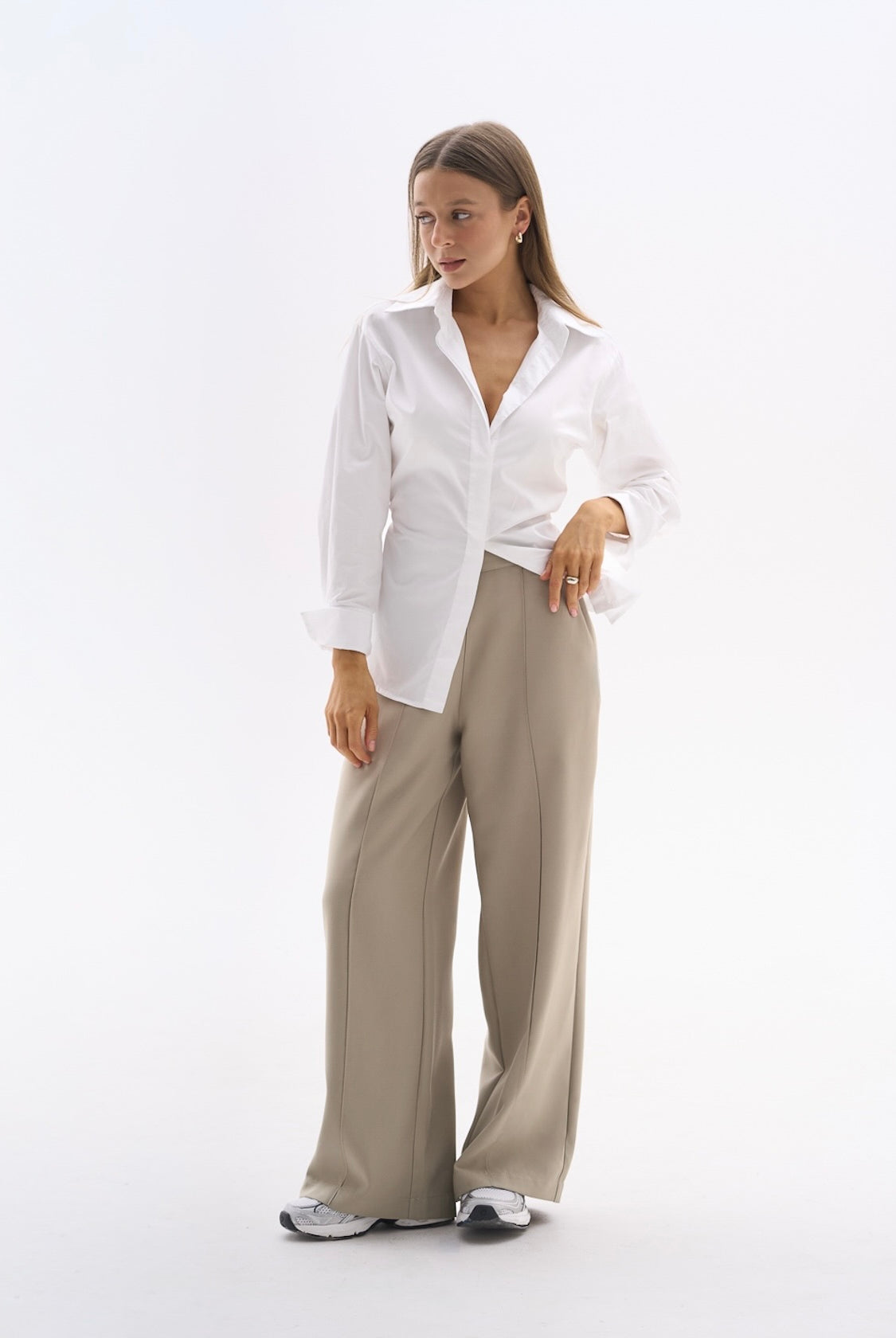 Spodnie garniturowe khaki dla kobiet petite do 164 cm wzrostu, stylizacja z białą koszulą.