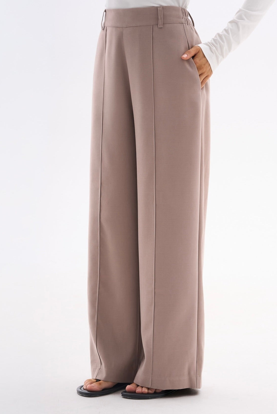 Eleganckie spodnie taupe do garnituru dla niskich kobiet do 164 cm wzrostu, ujęcie nogawek.