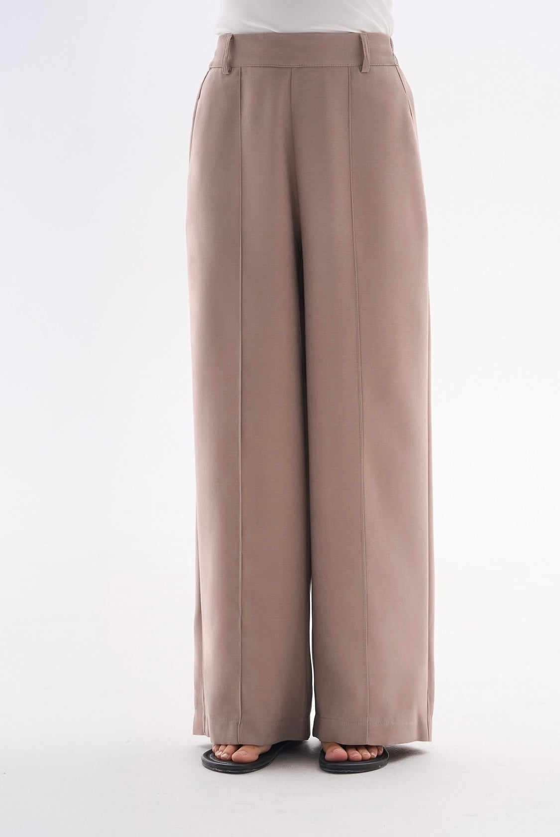 Spodnie dla kobiet petite do 164 cm wzrostu, kolor taupe i szeroka nogawka.