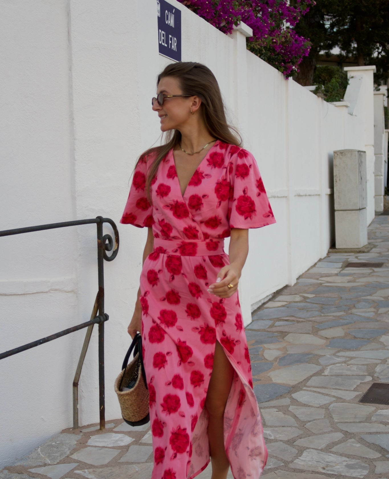 Jaka sukienka dla niskiej osoby? Najlepsze fasony, które wydłużają sylwetkę