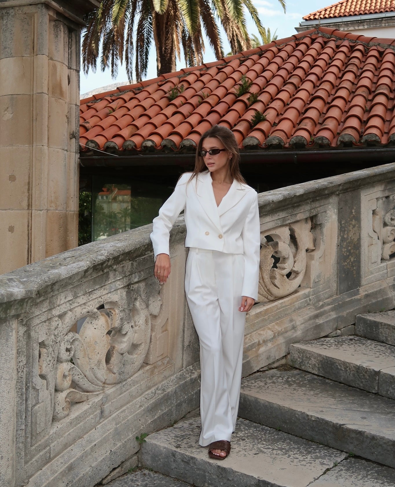 Spodnie petite – co to znaczy? Jak dobrać odpowiednią długość nogawki i uniknąć modowych wpadek?