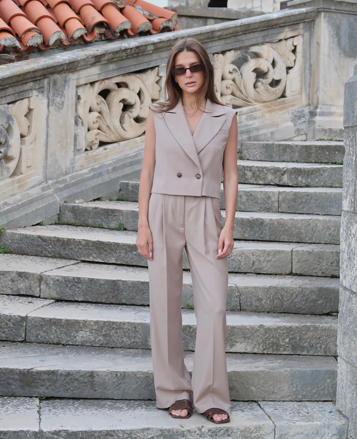 Czy rozmiarówka Petite to tylko skrócone nogawki? Sprawdźmy pod lupą prawdziwe rozmiary dla niskich kobiet!