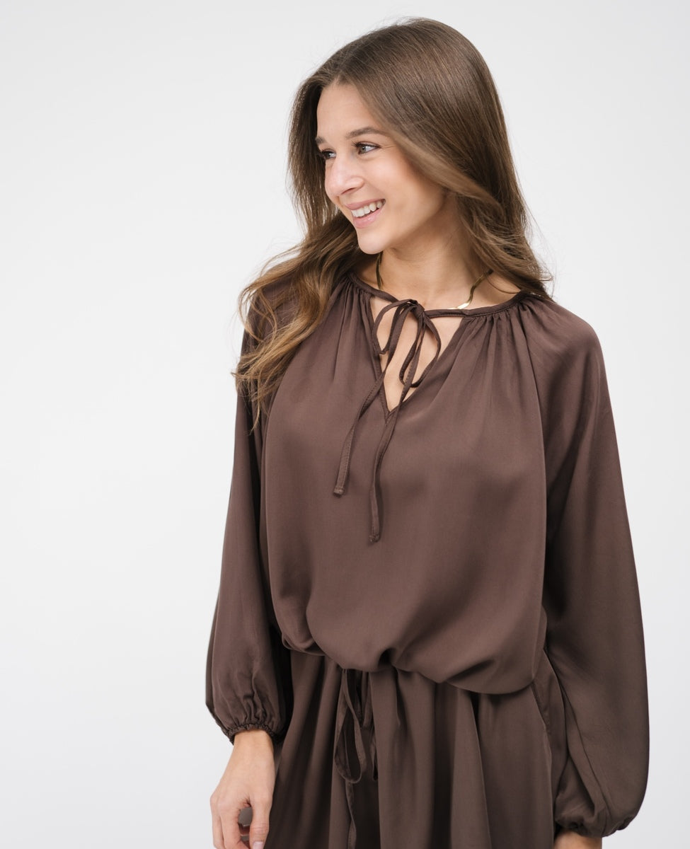 Czy długie sukienki są dla niskich osób? Fakty, proporcje i wygoda noszenia