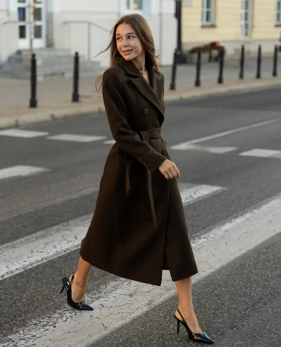 Długość płaszcza ma znaczenie! Jak wybrać idealny model dla niskiej sylwetki