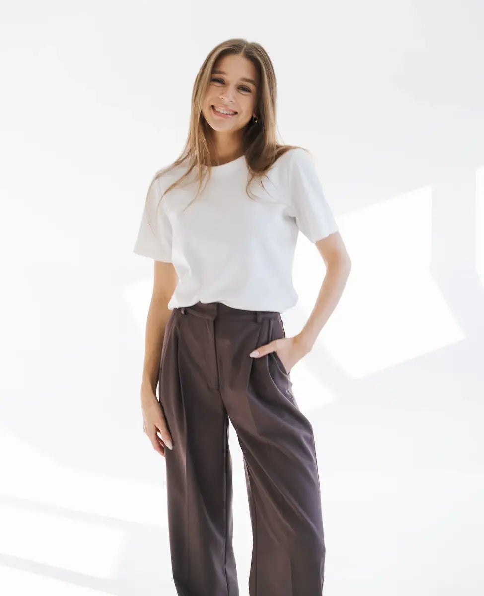 Spodnie petite z wysokim stanem – fason, który zawsze działa przy niskim wzroście?