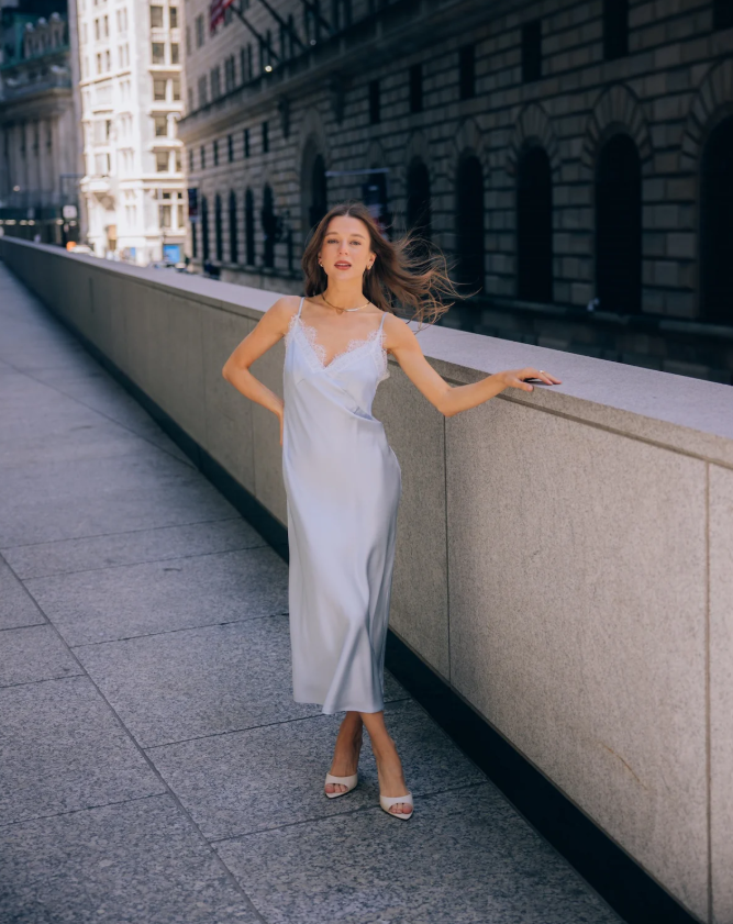 Sukienki na wesele dla kobiet petite – stylizacje na każdą porę roku od Petite Pants!