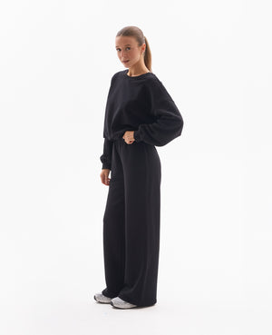 Czarna bluza dresowa dla kobiet petite w stylizacji z czarnymi spodniami z szeroką nogawką.