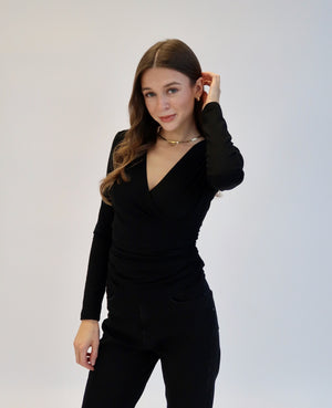 Czarna bluzka petite dla niskich kobiet do 164 cm wzrostu, ujęcie przodem.