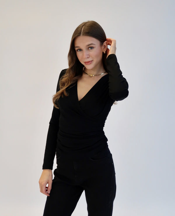 Czarna bluzka petite dla niskich kobiet do 164 cm wzrostu, ujęcie przodem.