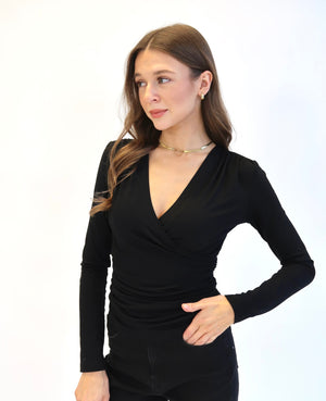 Kopertowa bluzka damska petite do 164 cm wzrostu, stylizacja z czarnymi spodniami.