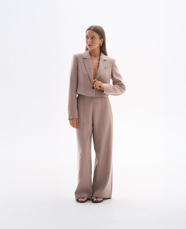 Garnitur petite dla niskich kobiet do 164 cm wzrostu, spodnie w kolorze taupe i elegancki fason.