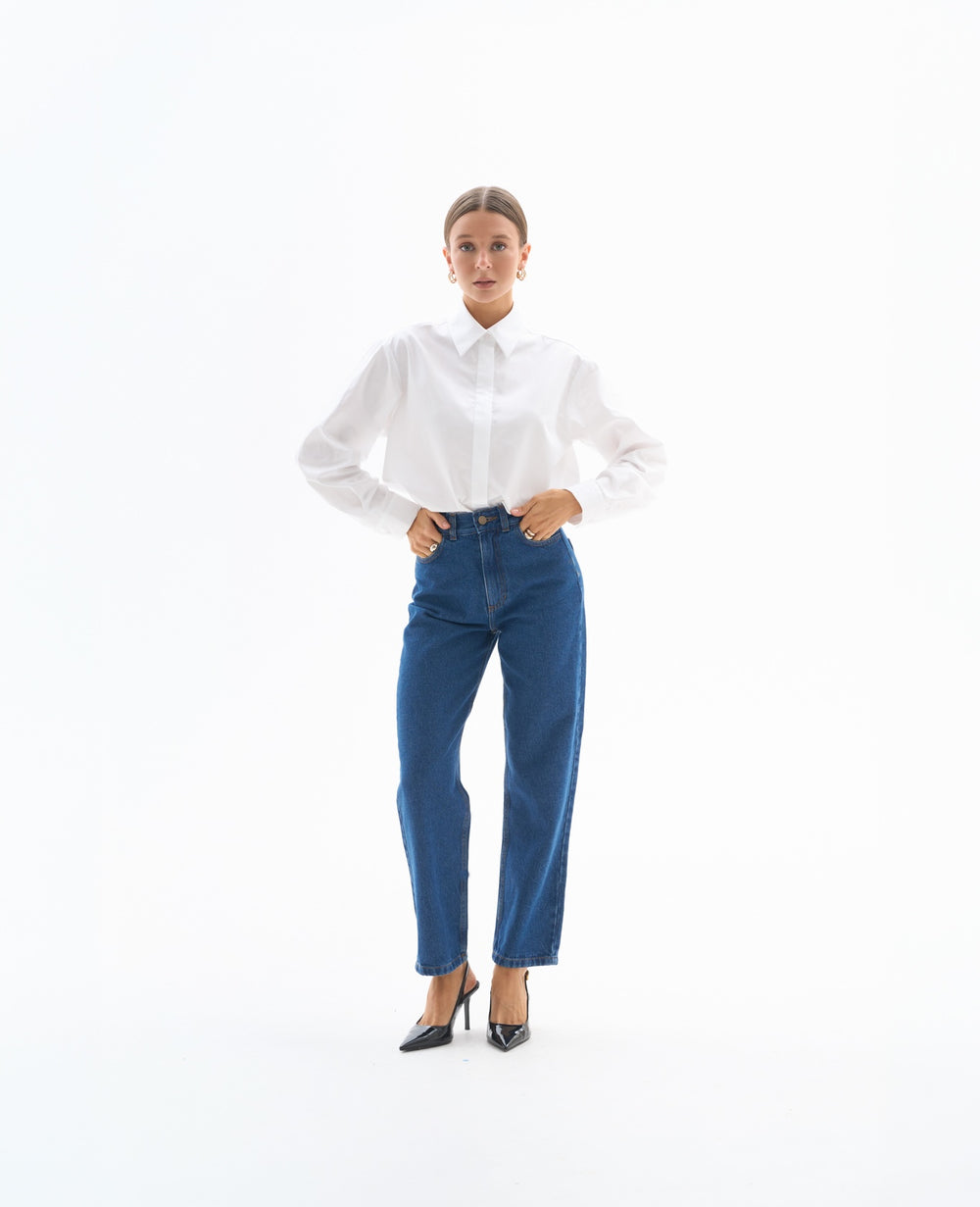 Granatowe jeansy dla niskich kobiet do 164 cm wzrostu prezentowane na całej sylwetce.