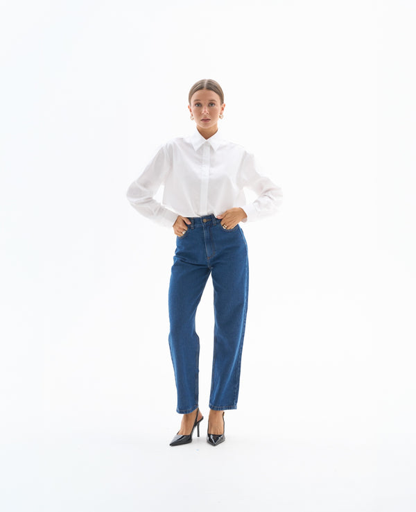 Granatowe jeansy dla niskich kobiet do 164 cm wzrostu prezentowane na całej sylwetce.