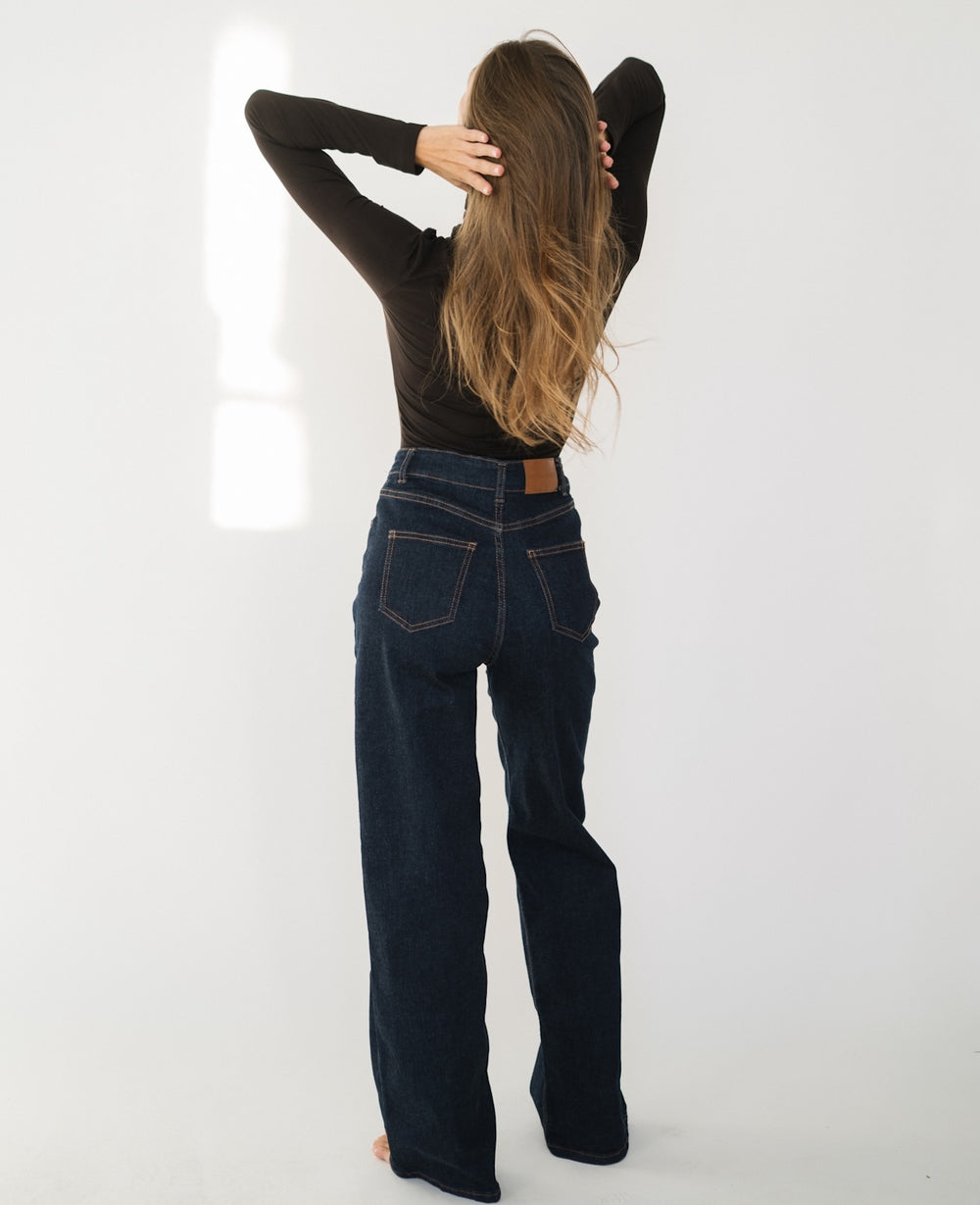 Ciemny jeansowy komplet dla kobiet petite do 164 cm wzrostu, ujęcie przodem.