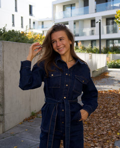 Jeansowy komplet dla niskich kobiet do 164 cm wzrostu, koszula i spodnie z paskiem w talii.