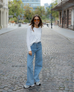 Niebieskie jeansy dla kobiet petite do 164 cm wzrostu, stylizacja z długim płaszczem.