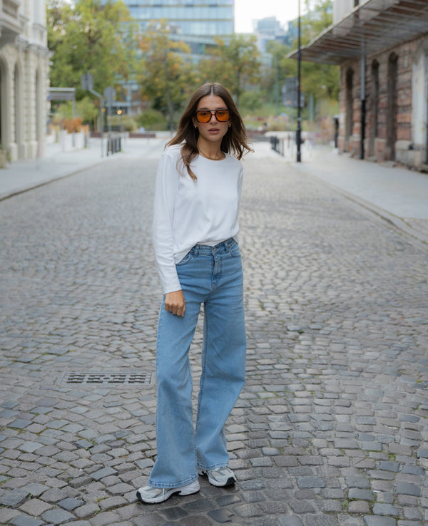 Niebieskie jeansy dla kobiet petite do 164 cm wzrostu, stylizacja z długim płaszczem.