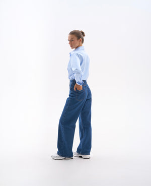 Jeansy z szeroką nogawką dla niskich kobiet – granatowy denim Navy, widok sylwetki z boku.