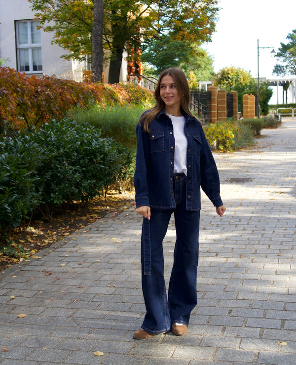 Jeansy i koszula z denimu dla niskich kobiet do 164 cm wzrostu, ujęcie przodem.