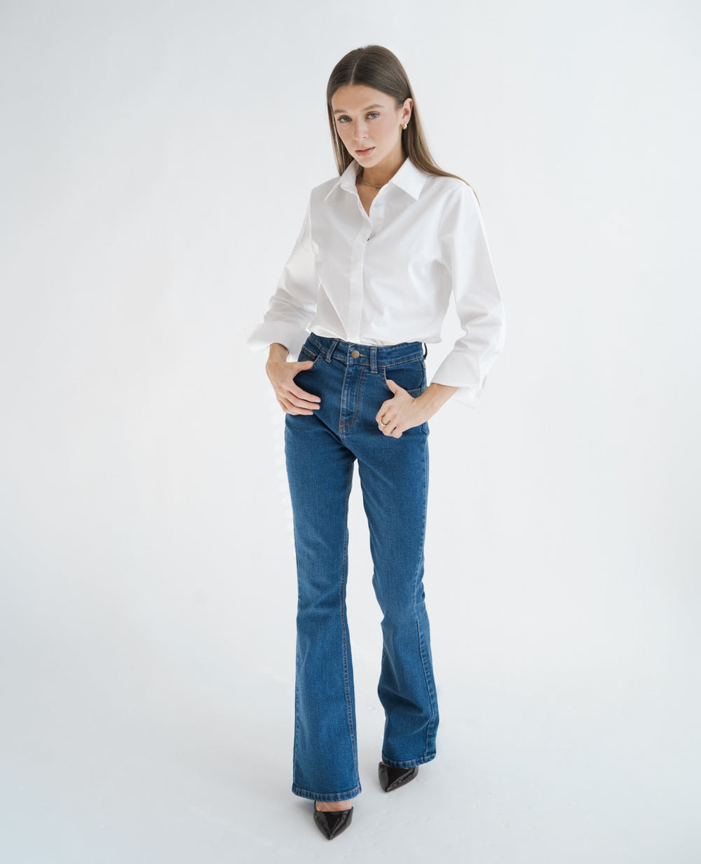Jeansy flare dla niskich kobiet do 164 cm wzrostu, ujęcie przodem z białą koszulą.
