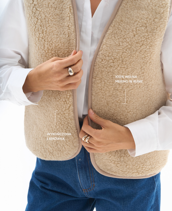 Kamizelka MUSE Beige z 100% wełny merino dla niskich kobiet do 164 cm wzrostu.