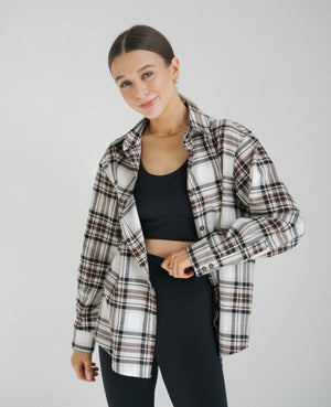 Koszula w kratę petite dla niskich kobiet do 164 cm wzrostu, stylizacja z czarnymi legginsami.