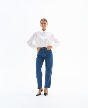 Biała koszula dla niskich kobiet do 164 cm wzrostu prezentowana na całej sylwetce.