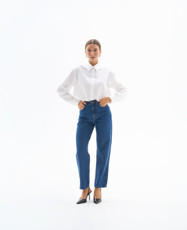 Biała koszula dla niskich kobiet do 164 cm wzrostu prezentowana na całej sylwetce.