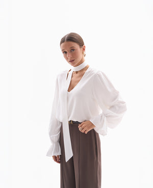 Biała koszula z szarfą dla kobiet petite, luźny fason i eleganckie wykończenie.