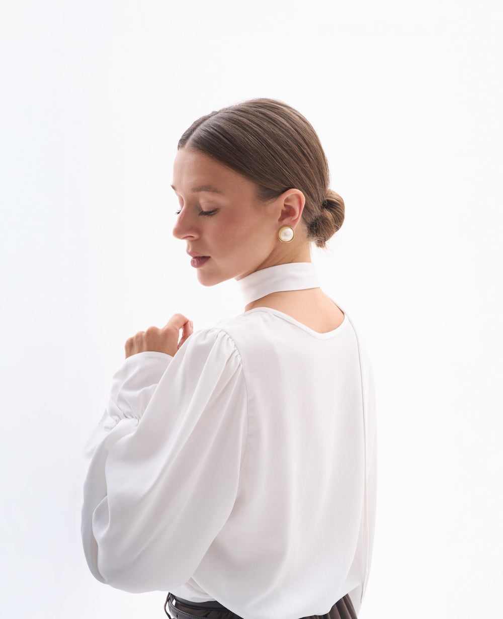 Biała koszula z szarfą dla kobiet petite, luźny fason i eleganckie wykończenie.