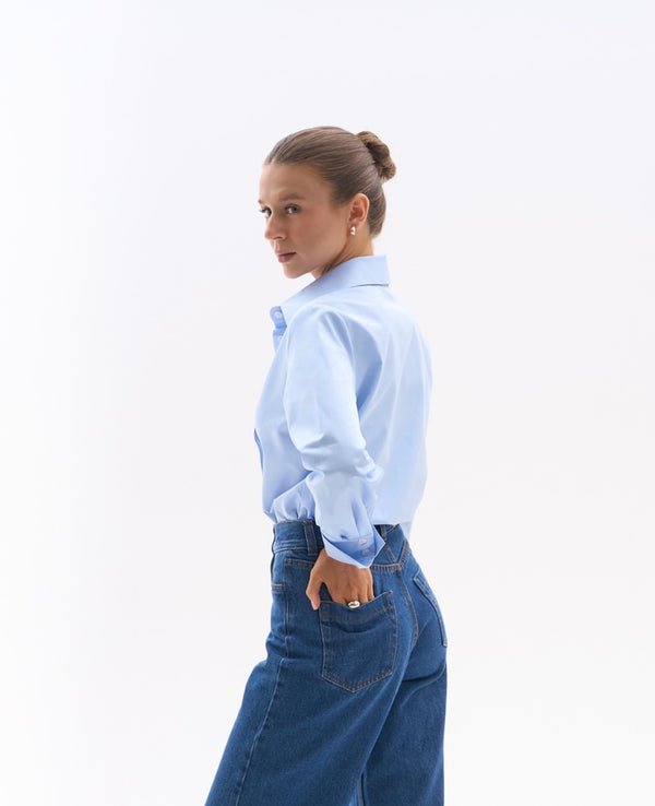 Niebieska koszula petite dla kobiet do 164 cm wzrostu – widok z boku w stylizacji z jeansami.