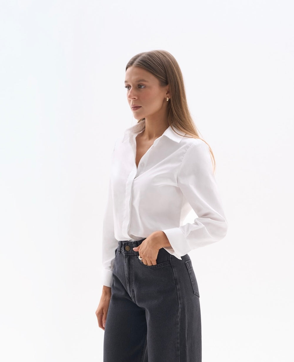 Biała koszula dla niskich kobiet do 164 cm wzrostu – klasyczny fason dopasowany do proporcji petite.