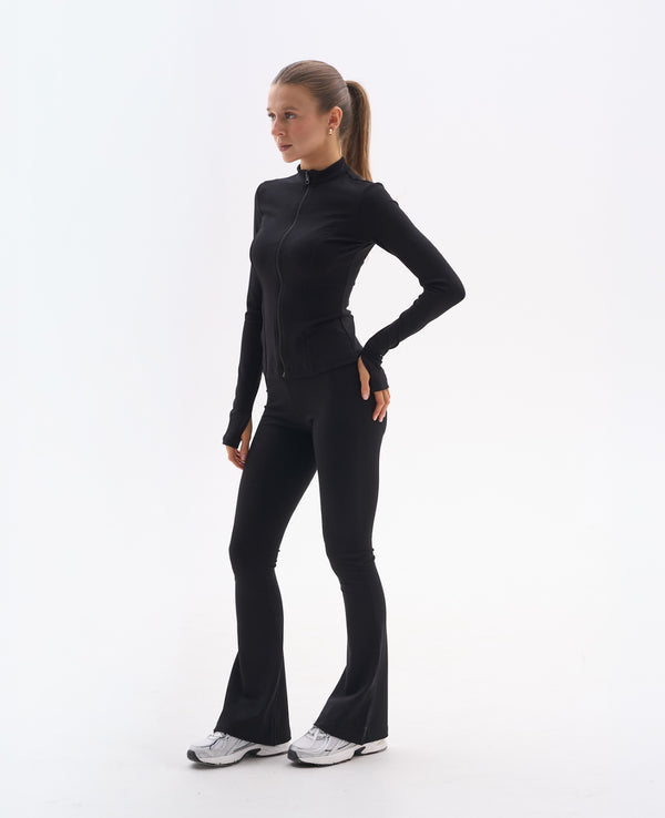 Czarne legginsy Form Black dla kobiet petite do 164 cm wzrostu z rozszerzaną nogawką.
