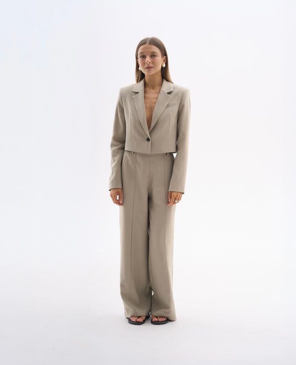 Eleganckie spodnie garniturowe petite dla niskich kobiet do 164 cm wzrostu, detal kieszeni.