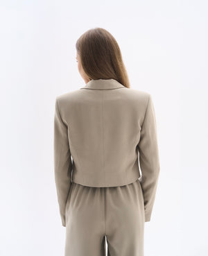 Marynarka khaki dla niskich kobiet do 164 cm wzrostu, ujęcie tyłem.